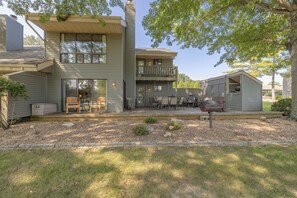 Outdoor dining - The Lions Den by Innsbrook Vacations! (Innsbrook)