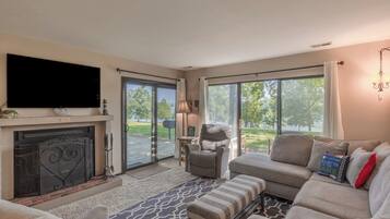 Televisión y chimenea