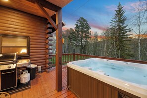 Outdoor spa tub - Circle J Lodge, Relaxing pet friendly cabin at Terry Peak with new hot tub! (Lead)