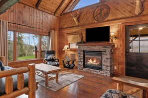 TV, fireplace, DVD player, books - Circle J Lodge, Relaxing pet friendly cabin at Terry Peak with new hot tub! (Lead)