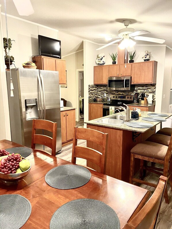 Jääkaappi, mikroaaltouuni, uuni, liesi