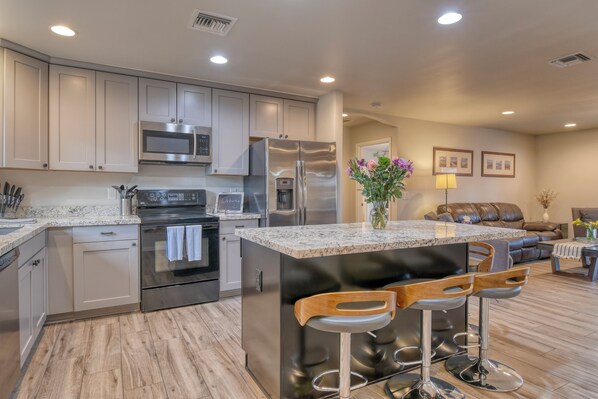 Frigorifero, microonde, forno, piano cottura