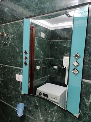 Villa with Private Pool | Kamar mandi | Shower, pancuran hujan, perlengkapan mandi gratis, dan sandal