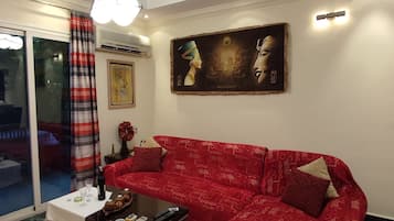 Villa with Private Pool | Vardagsrum | 40-tums platt-tv med premiumkanaler, LCD-tv och dvd-spelare