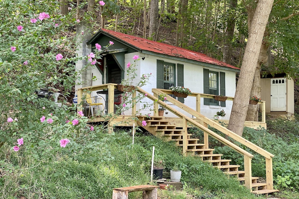 ❤️ Secluded 1940s Romantic Tiny House on the River