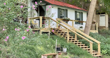 ❤️ isolée petite maison romantique des années 1940 sur la rivière