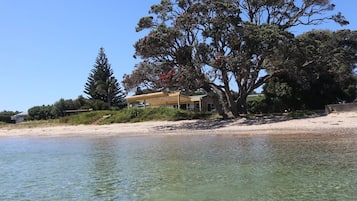 PĂ„ stranden och solstolar