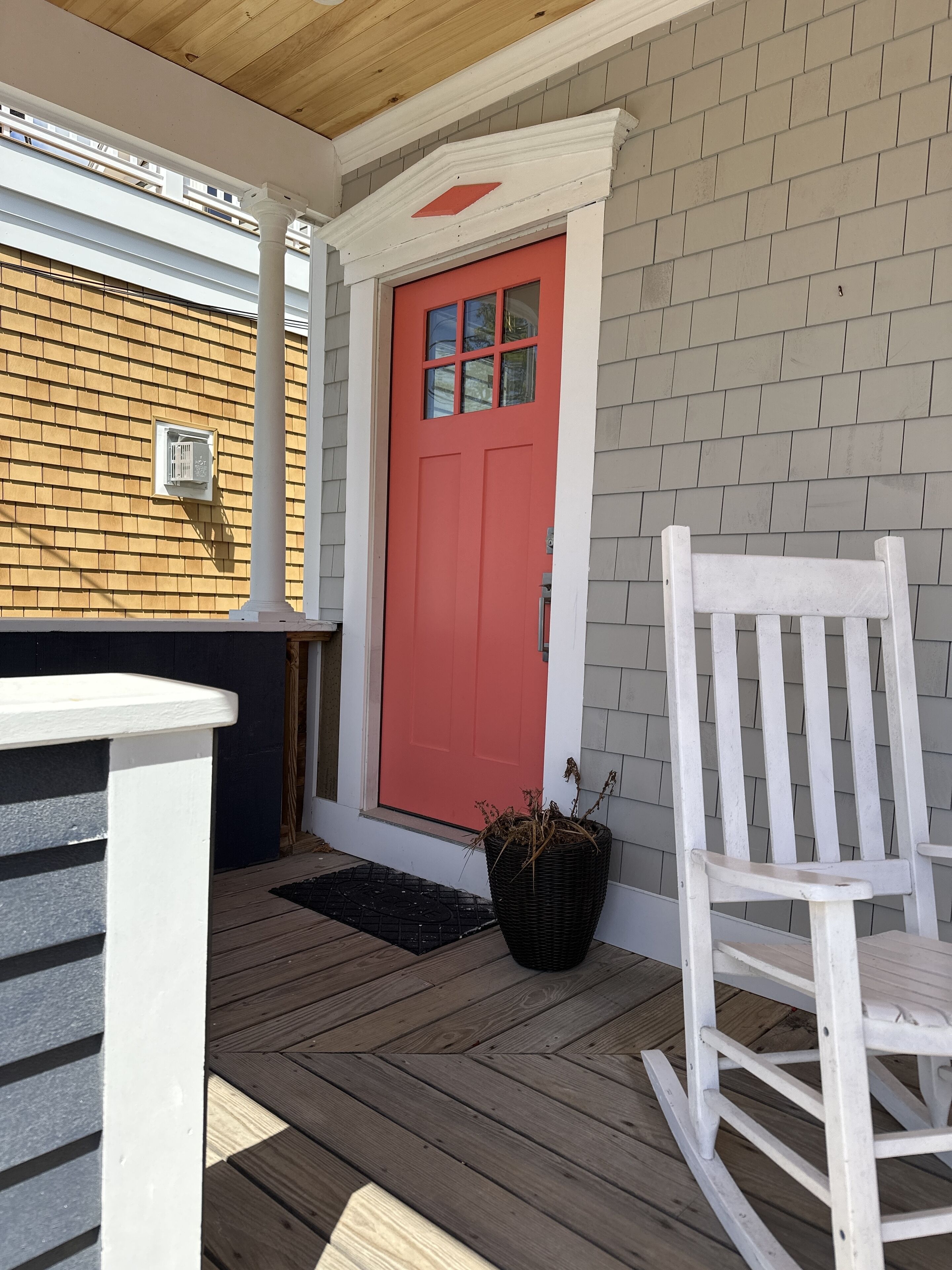 Your beach retreat ! Quaint 2 bedroom 2 floor apt with balcony . Beach 1000 ft 
