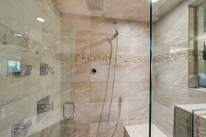 Chuveiro, secador de cabelo, toalhas de banho, sabonete