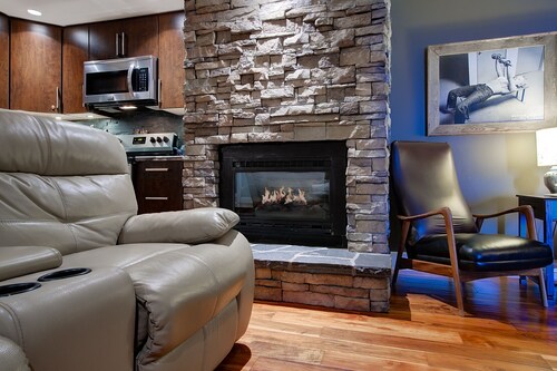 5-star Okanagan Winter Getaway Pet Friendly, Steam, Sauna, Fireplace, Ski Hills 