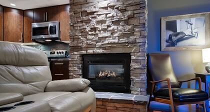 5-star Okanagan Winter Getaway Pet Friendly, Steam, Sauna, Fireplace, Ski Hills
