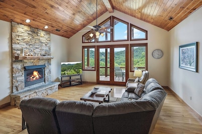 New Luxury Smoky Mountain Country Club Condo, Garage, Washer & Dryer, View!!