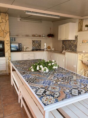 Fridge, oven, stovetop, coffee/tea maker