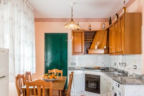 Refrigerador, horno, parrilla de estufa y cafetera y tetera 