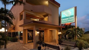 A resort with a sign indicating 'Coconut Cove All-Suite Resort' and 'No Vacancy'. - Coconut Cove All-suite (Clearwater Beach)