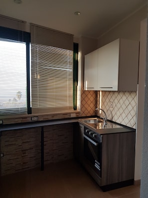 Réfrigérateur, four, plaque de cuisson, cafetière/bouilloire