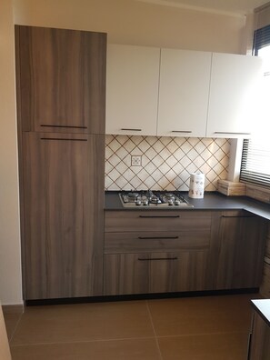 Een koelkast, een oven, een kookplaat, een koffiezetapparaat/waterkoker
