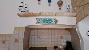 Fridge, oven, stovetop, coffee/tea maker