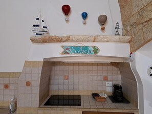 Frigorifero, forno, piano cottura, macchina per tè/caffè