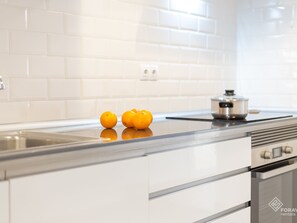 Refrigerador, microondas, horno y cafetera y tetera 