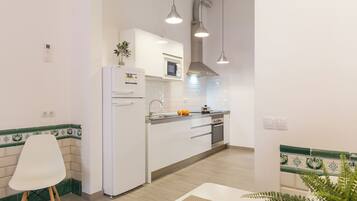 Frigorífico, microondas, horno y cafetera o tetera