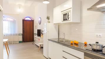 Frigorífico, microondas, horno y cafetera o tetera