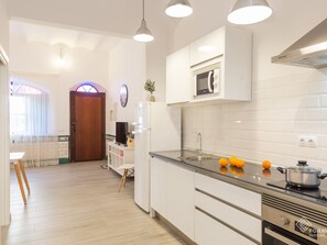 Refrigerador, microondas, horno y cafetera y tetera 