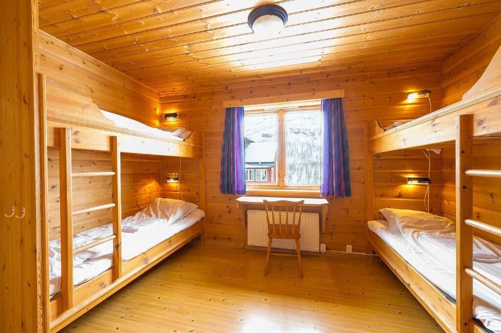 Tempur-Pedic beds, free WiFi, bed sheets