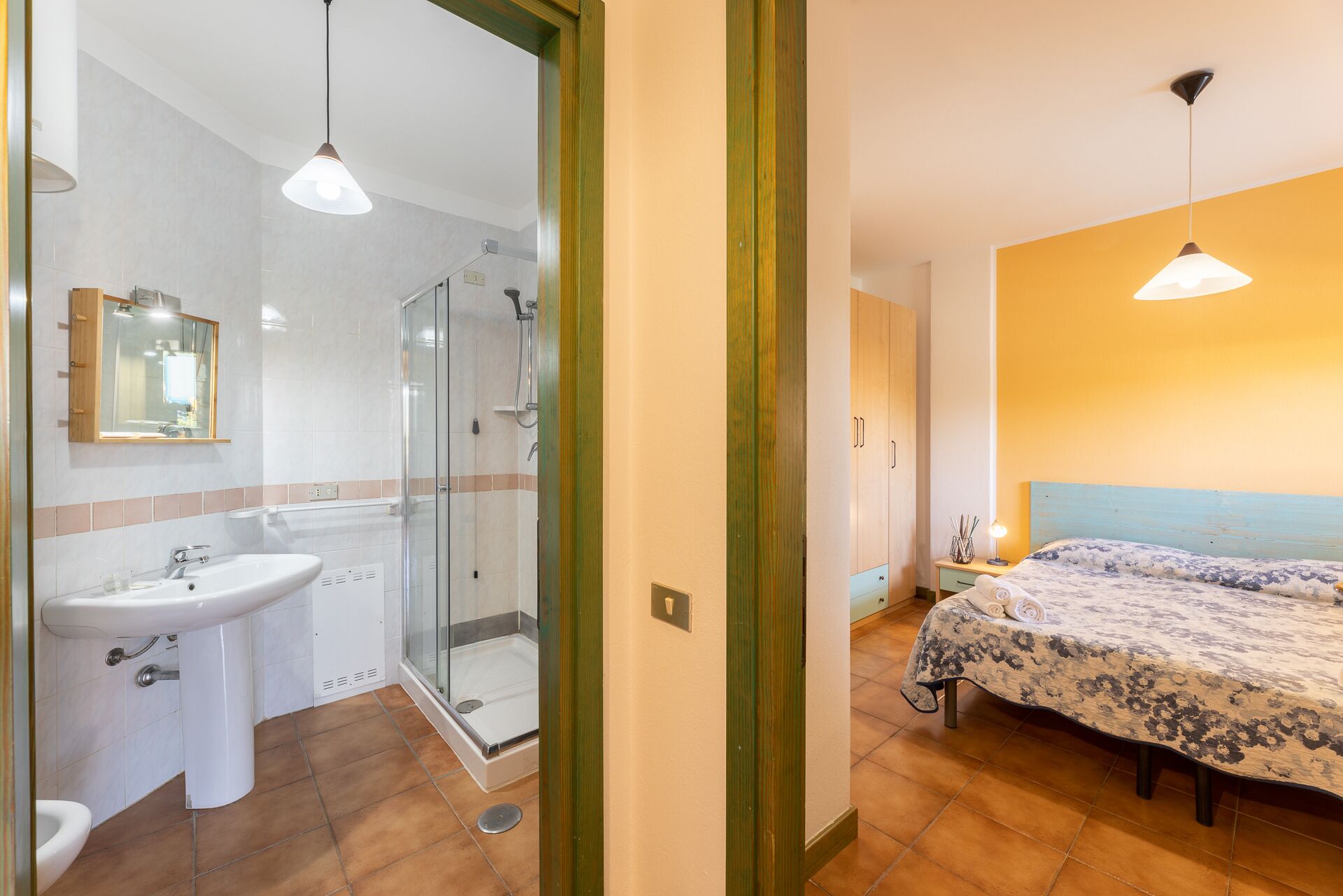 Une chambre à coucher avec un lit, une table de chevet et une commode.