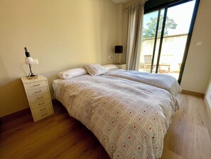 2 bedrooms, iron/ironing board, bed sheets, wheelchair access