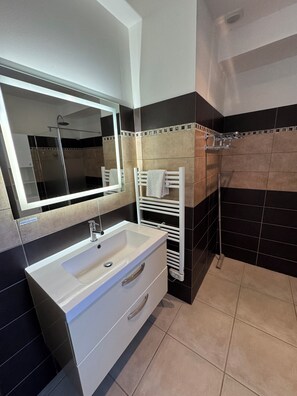 Shower, hair dryer, towels, soap - Villa Ste Maxime with heated pool NARTELLE beach on foot - pets welcome (Sainte-Maxime)