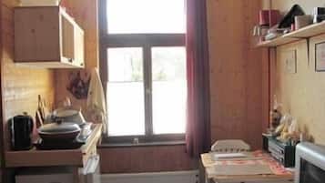 Fridge, stovetop, coffee/tea maker