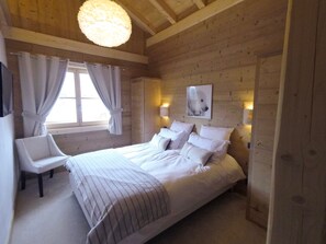 4 bedrooms, iron/ironing board, travel cot, free WiFi - Nanook chalet in the heart of the diamond area (Notre Dame De Bellecombe)
