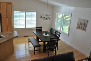 Dining - Cabin by Yosemite, Lake nearby and Free Wifi (Groveland)