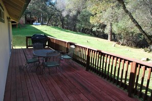 Outdoor dining - Cabin by Yosemite, Lake nearby and Free Wifi (Groveland)