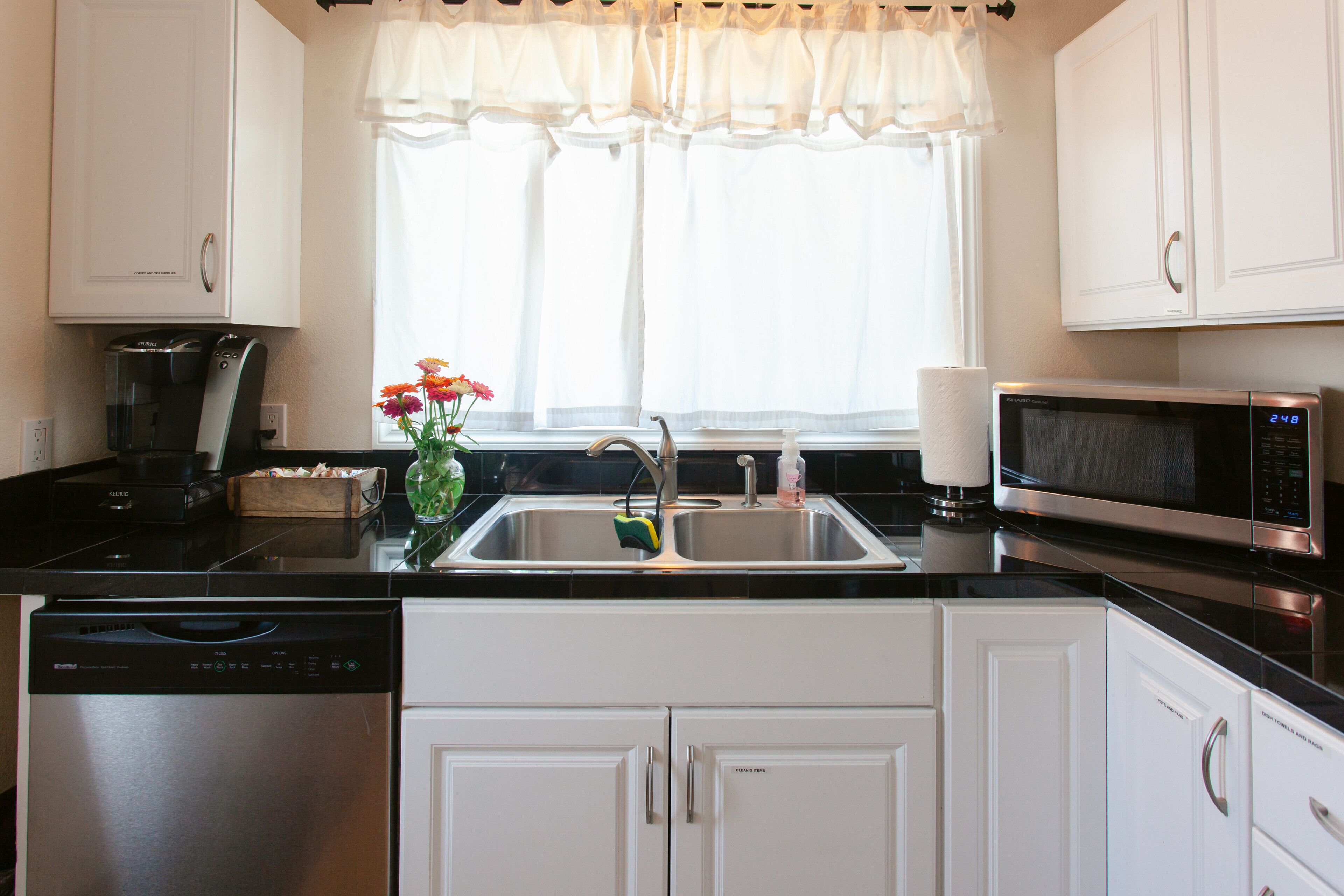 Quiet neighborhood, easy freeway access, easy access to Hospital