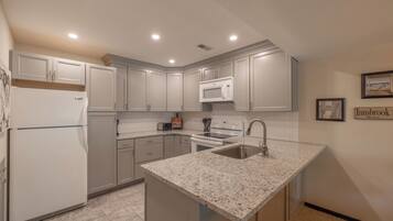 Kylskåp, mikrovågsugn, ugn och spishäll