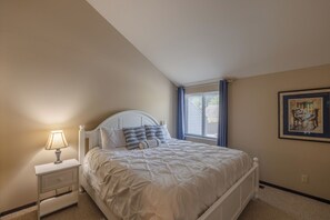 2 عدّة غرف نوم ومكواة/لوح كي وواي فاي وملاءات أسرّة