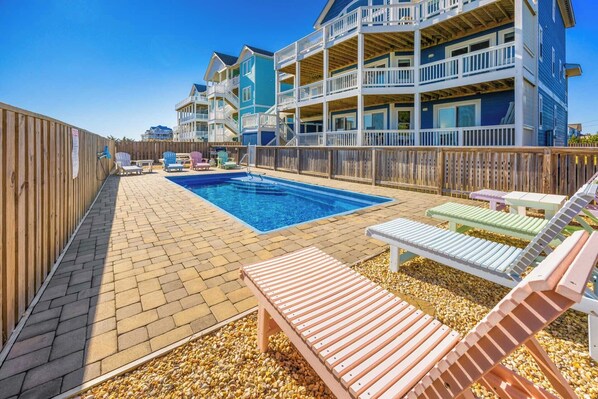 Una piscina al aire libre, una piscina climatizada