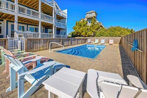 Una piscina al aire libre, una piscina climatizada