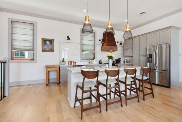 Kjøleskap, mikrobølgeovn, ovn og kokeplater