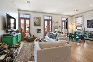 Smart TV, books - Sophisticated Marigny Triangle Open Concept Home with Balcony (New Orleans)