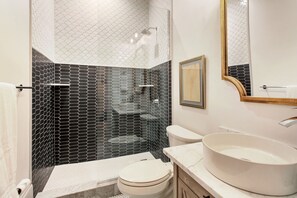 Badewanne, Haartrockner, Handtücher, Seife