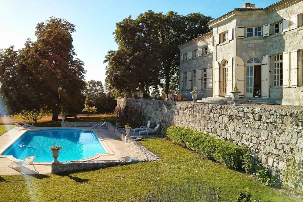 Charming Ancient property, 32 people, 14 bedrooms, 2 pools, billiards