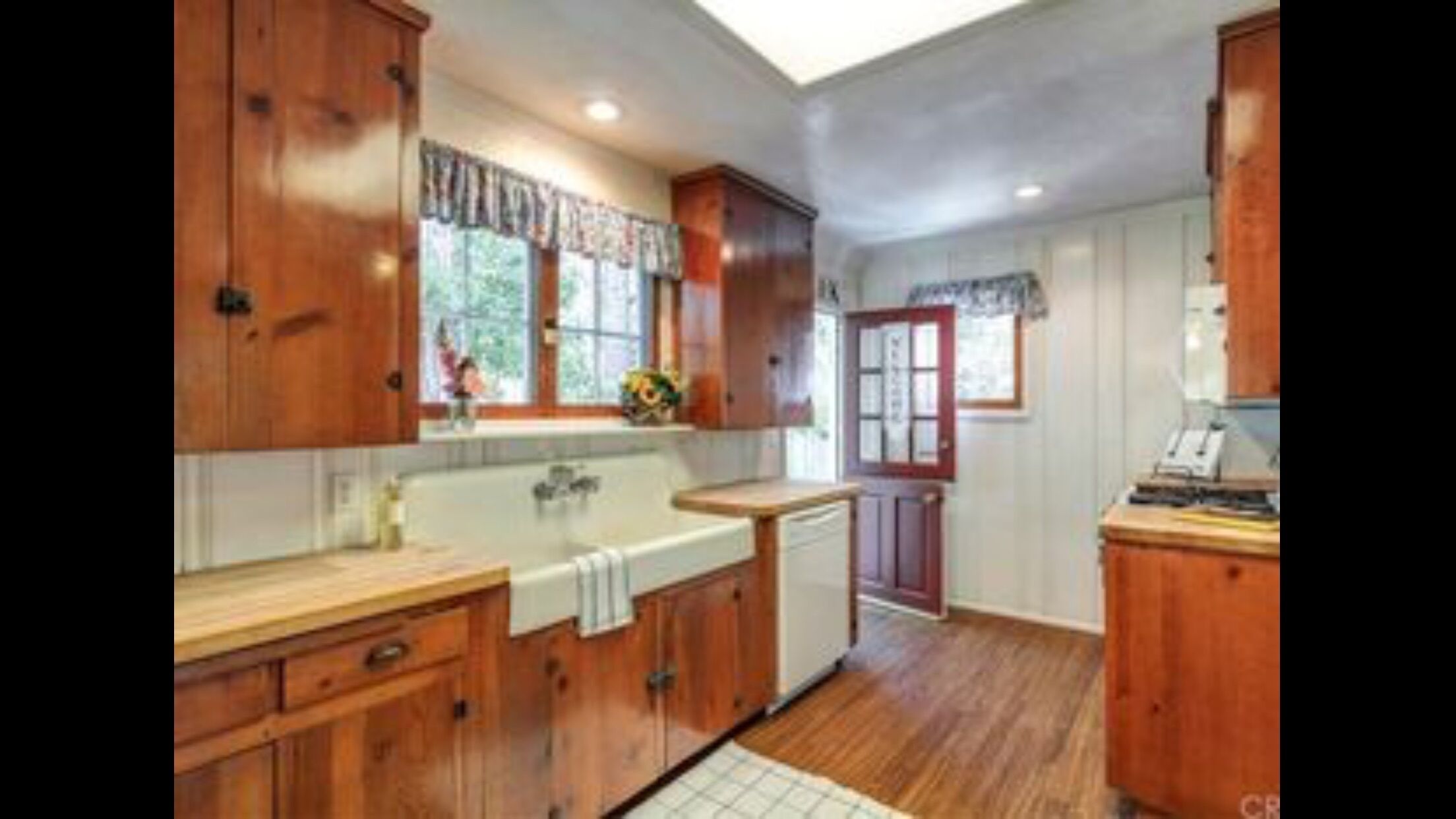 CHARMING COTTAGE/CABIN NEAR VILLAGE