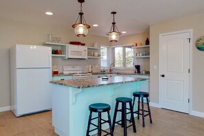 Jääkaappi, mikroaaltouuni, uuni, liesi