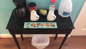 Una mesa con utensilios para preparar café y un letrero que dice "COFFEE".