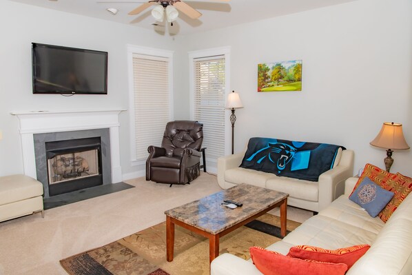 Smart-TV, Tischfußball, Bücher, Arbeitsbereiche