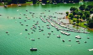 Luchtbeeld van een jachthaven met tal van boten in een rechte rij afgemeerd.