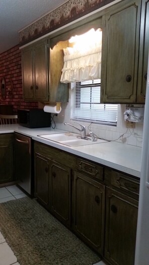 ثلاجة،  ميكروويف، فرن، موقد طهي مسطح